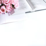 o plano coloca com acess?rios diferentes; ramalhete da flor, rosas cor-de-rosa, livro aberto, a B?blia imagem de stock o plano coloca com acess?rios diferentes; ramalhete da flor, rosas cor-de-rosa, livro aberto, a B?blia imagem de stock