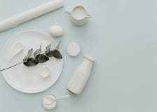 O plano mínimo coloca a composição com os ingredientes para cozer fotografia de stock O plano mínimo coloca a composição com os ingredientes para cozer fotografia de stock
