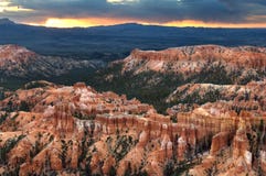 O ponto da inspiração prepara-se para a luz solar da manhã através de Bryce Canyon National Park imagens de stock O ponto da inspiração prepara-se para a luz solar da manhã através de Bryce Canyon National Park imagens de stock