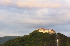 O por do sol no Romanian da citadela de Rasnov: Cetatea Rasnov, alemão: O Burg de Rosenauer é um monumento e um marco históricos imagens de stock O por do sol no Romanian da citadela de Rasnov: Cetatea Rasnov, alemão: O Burg de Rosenauer é um monumento e um marco históricos imagens de stock