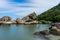 O Praia longo de Pedra a Dinamarca da praia da exposição faz Meio Trindade, Rio de Paraty fotografia de stock O Praia longo de Pedra a Dinamarca da praia da exposição faz Meio Trindade, Rio de Paraty fotografia de stock