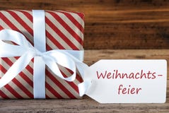 O presente com etiqueta, Weihnachtsfeier significa a festa de Natal fotografia de stock O presente com etiqueta, Weihnachtsfeier significa a festa de Natal fotografia de stock