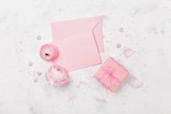 O presente ou o presente, a placa de papel cor-de-rosa e o ranúnculo florescem na opinião de tampo da mesa branca para a configur imagens de stock O presente ou o presente, a placa de papel cor-de-rosa e o ranúnculo florescem na opinião de tampo da mesa branca para a configur imagens de stock