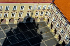 O pátio da construção velha da universidade de Vilnius foto de stock royalty free O pátio da construção velha da universidade de Vilnius foto de stock royalty free
