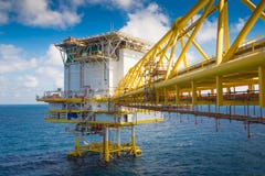 O quarto vivo e a ponte conectam à plataforma de processamento central da indústria de petróleo e gás imagens de stock O quarto vivo e a ponte conectam à plataforma de processamento central da indústria de petróleo e gás imagens de stock