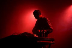 O recipiente DJ executa no festival 2015 do clube de primavera foto de stock O recipiente DJ executa no festival 2015 do clube de primavera foto de stock