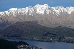 O Remakables e o Queenstown da gôndola, Nova Zelândia fotografia de stock O Remakables e o Queenstown da gôndola, Nova Zelândia fotografia de stock