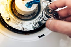 O reparo das caldeiras, a mão dos lances mestres e torce as porcas, close-up imagens de stock O reparo das caldeiras, a mão dos lances mestres e torce as porcas, close-up imagens de stock