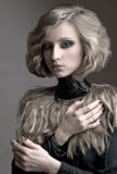 O retrato da beleza da mulher loura com cabelo encaracolado, e a noite compõem imagens de stock O retrato da beleza da mulher loura com cabelo encaracolado, e a noite compõem imagens de stock