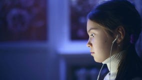 O retrato da criança usou o computador na noite video estoque O retrato da criança usou o computador na noite video estoque