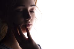 O retrato da menina bonita, cara da mulher no branco isolou o fundo, o conceito da beleza e a forma fotos de stock O retrato da menina bonita, cara da mulher no branco isolou o fundo, o conceito da beleza e a forma fotos de stock