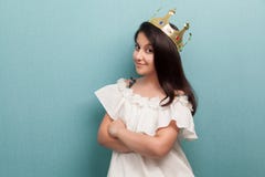 O retrato da princesa bonita satisfeita nova da arrog?ncia veste no vestido branco e coroa dourada do diadema, posi??o e os bra?o fotografia de stock royalty free O retrato da princesa bonita satisfeita nova da arrog?ncia veste no vestido branco e coroa dourada do diadema, posi??o e os bra?o fotografia de stock royalty free