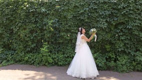 O retrato de uma noiva feliz com um ramalhete das flores anda no parque filme O retrato de uma noiva feliz com um ramalhete das flores anda no parque filme