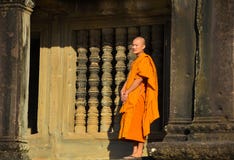 O retrato disparou de uma monge budista não identificada em Angkor Wat fotos de stock O retrato disparou de uma monge budista não identificada em Angkor Wat fotos de stock
