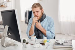 O retrato do gerente masculino farpado doente doente tosse, está com o frio e a gripe O homem louro novo tem nariz running, tosse imagens de stock O retrato do gerente masculino farpado doente doente tosse, está com o frio e a gripe O homem louro novo tem nariz running, tosse imagens de stock