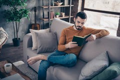 O retrato do handosme focalizou o homem pensativo a mão da posse que manda a recreação ela férias dos heis sentar calças de brim imagens de stock royalty free O retrato do handosme focalizou o homem pensativo a mão da posse que manda a recreação ela férias dos heis sentar calças de brim imagens de stock royalty free