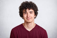 O retrato do homem à moda atrativo novo da forma, levantando contra o fundo branco do estúdio, homem feliz considerável, tem faci foto de stock O retrato do homem à moda atrativo novo da forma, levantando contra o fundo branco do estúdio, homem feliz considerável, tem faci foto de stock