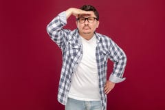 O retrato do meio consider?vel atento envelheceu o homem na camisa ocasional e nos mon?culos quadriculados que est?o com m?o na t imagem de stock royalty free O retrato do meio consider?vel atento envelheceu o homem na camisa ocasional e nos mon?culos quadriculados que est?o com m?o na t imagem de stock royalty free