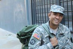O retrato do soldado de sorriso do exército dos EUA com espaço da cópia à esquerda foto de stock royalty free O retrato do soldado de sorriso do exército dos EUA com espaço da cópia à esquerda foto de stock royalty free