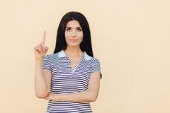 O retrato horizontal da fêmea atrativa com expressão sonhadora, tem os bordos completos e compõe, veste a camisa listrada ocasion fotografia de stock royalty free O retrato horizontal da fêmea atrativa com expressão sonhadora, tem os bordos completos e compõe, veste a camisa listrada ocasion fotografia de stock royalty free