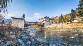 O rio com o palácio tradicional de bhutan, Paro Rinpung Dzong, foto de stock O rio com o palácio tradicional de bhutan, Paro Rinpung Dzong, foto de stock