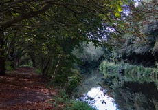 O rio Stort em Harlow, em Essex, e no trajeto do pé imagem de stock O rio Stort em Harlow, em Essex, e no trajeto do pé imagem de stock