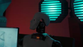 O robô futurista olha como um ser humano é uma cabeça de gerencio no laboratório video estoque O robô futurista olha como um ser humano é uma cabeça de gerencio no laboratório video estoque