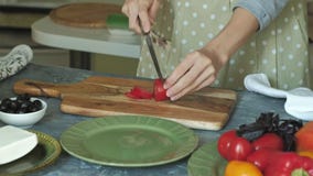 O ` s da mulher entrega o close up que prepara produtos para a pizza e que prepara os para cozer filme O ` s da mulher entrega o close up que prepara produtos para a pizza e que prepara os para cozer filme