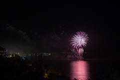 O ` s Eve Fireworks do ano novo lançou-se da água com reflexões foto de stock O ` s Eve Fireworks do ano novo lançou-se da água com reflexões foto de stock