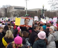 O ` s março das mulheres, cartazes originais e sinais, agradece ao diretor James Comey do FBI, Washington, C.C., EUA fotografia de stock O ` s março das mulheres, cartazes originais e sinais, agradece ao diretor James Comey do FBI, Washington, C.C., EUA fotografia de stock