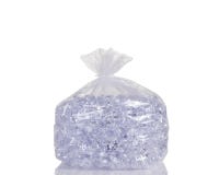 O saco de plástico claro encheu-se com os cubos de gelo isolados no backgr branco imagens de stock royalty free O saco de plástico claro encheu-se com os cubos de gelo isolados no backgr branco imagens de stock royalty free