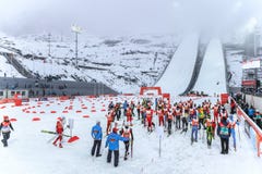 O salto de esqui nos 2014 Olympics de inverno foi guardado no centro de salto de RusSki Gorki Os esquiadores combinados nórdicos imagens de stock O salto de esqui nos 2014 Olympics de inverno foi guardado no centro de salto de RusSki Gorki Os esquiadores combinados nórdicos imagens de stock