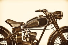 O Sepia tonificou a imagem de uma motocicleta do vintage imagem de stock O Sepia tonificou a imagem de uma motocicleta do vintage imagem de stock