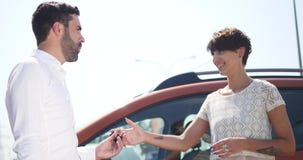 O serviço do carro, gerente novo do carro está o automóvel seguinte e discute algo com o cliente que fêmea fala o mecânico e filme O serviço do carro, gerente novo do carro está o automóvel seguinte e discute algo com o cliente que fêmea fala o mecânico e filme
