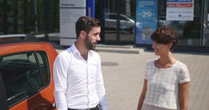 O serviço do carro, gerente novo do carro está o automóvel seguinte e discute algo com o cliente que fêmea fala o mecânico e video estoque O serviço do carro, gerente novo do carro está o automóvel seguinte e discute algo com o cliente que fêmea fala o mecânico e video estoque