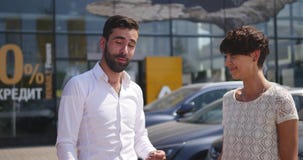 O serviço do carro, gerente novo do carro está o automóvel seguinte e discute algo com o cliente que fêmea fala o mecânico e vídeos de arquivo O serviço do carro, gerente novo do carro está o automóvel seguinte e discute algo com o cliente que fêmea fala o mecânico e vídeos de arquivo