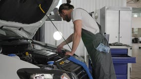 O serviço do carro, mecânico que trabalha na oficina, ferramenta profissional no mechanician das mãos, especialista novo repara o vídeos de arquivo O serviço do carro, mecânico que trabalha na oficina, ferramenta profissional no mechanician das mãos, especialista novo repara o vídeos de arquivo