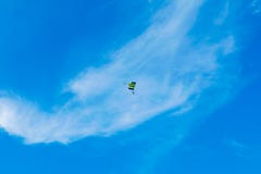 O Skydiver voa sob a proteção do paraquedas imagens de stock O Skydiver voa sob a proteção do paraquedas imagens de stock