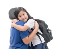 O sorriso bonito da estudante e abraça sua mãe fotografia de stock O sorriso bonito da estudante e abraça sua mãe fotografia de stock