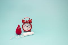 O sorriso faz crochê a gota do sangue, o tampão menstrual e o despertador vermelho Higiene sanitária da mulher da menstruação Dia foto de stock O sorriso faz crochê a gota do sangue, o tampão menstrual e o despertador vermelho Higiene sanitária da mulher da menstruação Dia foto de stock