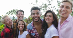 O sorriso feliz dos jovens toma a amigos da foto de Selfie o close up do grupo de raça da mistura que levanta fora video estoque O sorriso feliz dos jovens toma a amigos da foto de Selfie o close up do grupo de raça da mistura que levanta fora video estoque