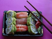 O sushi rola na bandeja O sushi rola na bandeja