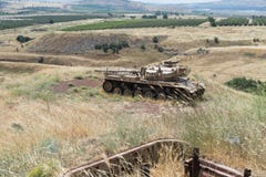 O tanque israelita destruído realiza-se após o dia do julgamento final Yom Kippur War em Golan Heights em Israel, perto da beira imagem de stock O tanque israelita destruído realiza-se após o dia do julgamento final Yom Kippur War em Golan Heights em Israel, perto da beira imagem de stock