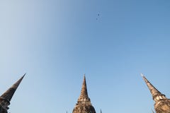 O templo Wat Phra Si Sanphet tem o pagode três Local Archaeological pássaro dois acima Ayutthaya Tailândia foto de stock O templo Wat Phra Si Sanphet tem o pagode três Local Archaeological pássaro dois acima Ayutthaya Tailândia foto de stock