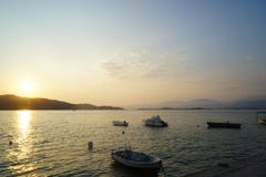 O tempo da noite em que a luz do dia desapareceu em Fethiye e nos barcos na praia imagem de stock O tempo da noite em que a luz do dia desapareceu em Fethiye e nos barcos na praia imagem de stock