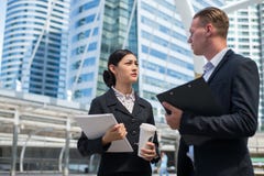O terno asiático do desgaste de mulher do negócio que guardam o arquivo de original e a caneca do plástico falam disponível sobre imagens de stock royalty free O terno asiático do desgaste de mulher do negócio que guardam o arquivo de original e a caneca do plástico falam disponível sobre imagens de stock royalty free