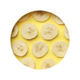 O teste padrão criativo do verão fez da fatia das bananas no fundo amarelo pastel imagem de stock O teste padrão criativo do verão fez da fatia das bananas no fundo amarelo pastel imagem de stock