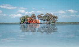 O tiro da paisagem contém uma casa de campo no meio do lago com reflexão na água foto de stock O tiro da paisagem contém uma casa de campo no meio do lago com reflexão na água foto de stock