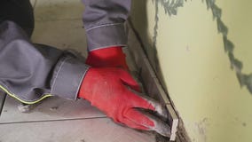 O trabalhador ajusta telhas pequenas na parede na cozinha Suas mãos estão colocando a telha no esparadrapo tiro do stedikam vídeos de arquivo O trabalhador ajusta telhas pequenas na parede na cozinha Suas mãos estão colocando a telha no esparadrapo tiro do stedikam vídeos de arquivo