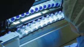 O trabalhador controla garrafas da medicina na fábrica video estoque O trabalhador controla garrafas da medicina na fábrica video estoque